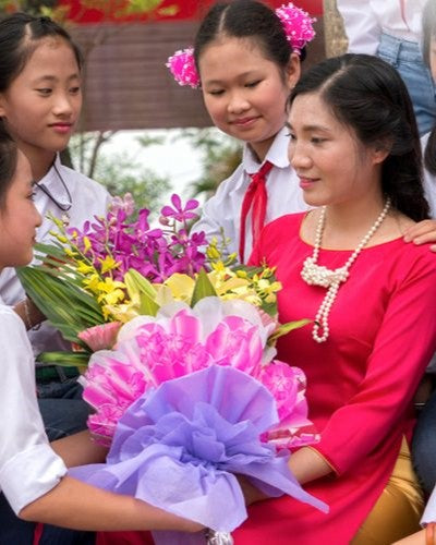Gợi ý món quà 8/3 dành tặng cho cô giáo thiết thực, ý nghĩa nhất 2025