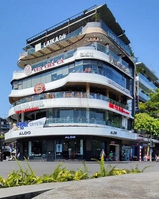 Check-in chia tay Tòa nhà Hàm Cá Mập – Biểu tượng kiến trúc độc đáo bên Hồ Gươm trước ngày tháo dỡ
